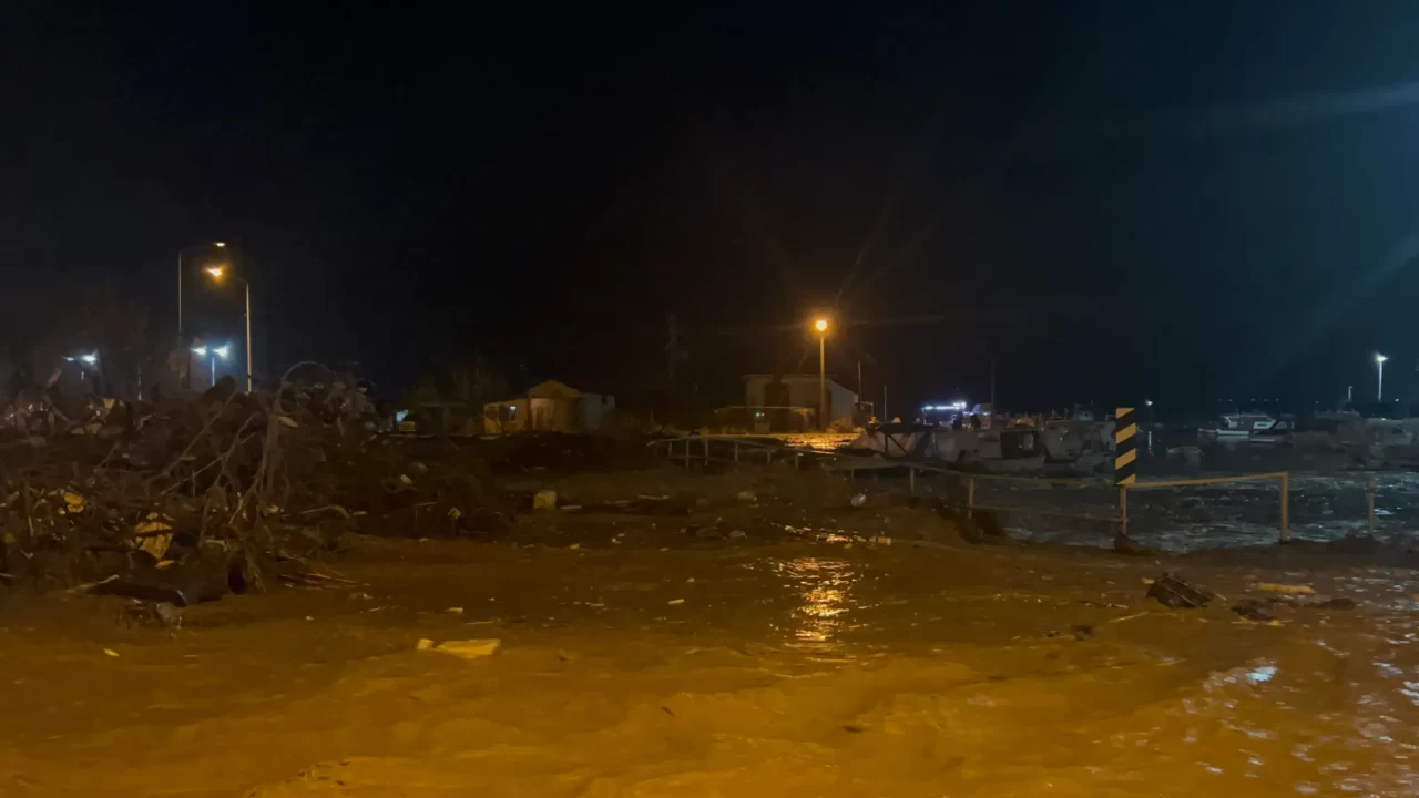 Çanakkale'de gece yarısı alarmı! Kepez çayı taştı, köprüler su altında kaldı