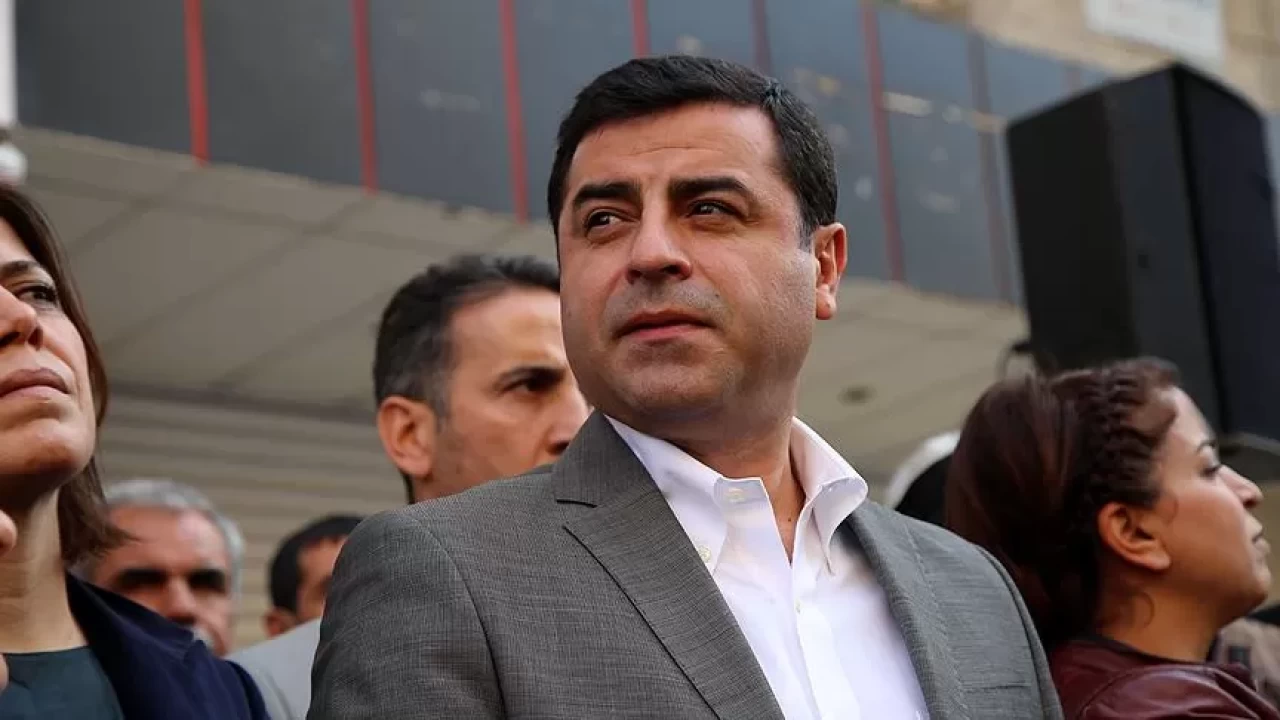 Selahattin Demirtaş'a ''Cumhurbaşkanına hakaret'' suçundan hapis cezası verildi