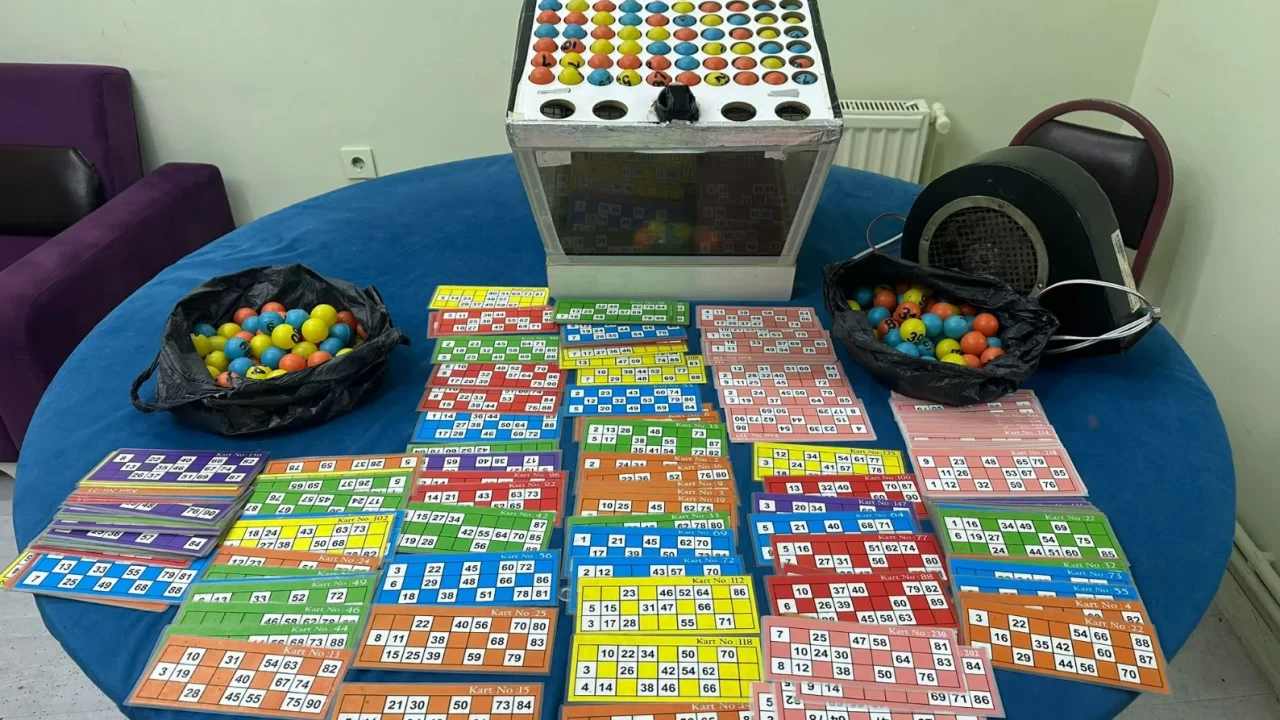 Kumar oynatılan mekana kapıyı ikiye bölerek giren polis, çatıdan kaçmaya çalışanları yakaladı