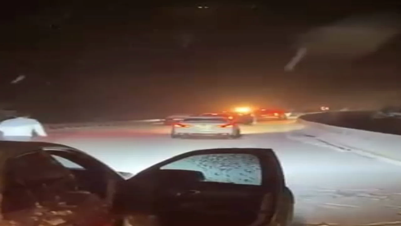 Kar yolu kapattı: Oylat dönüşünde 20 araç mahsur kaldı!