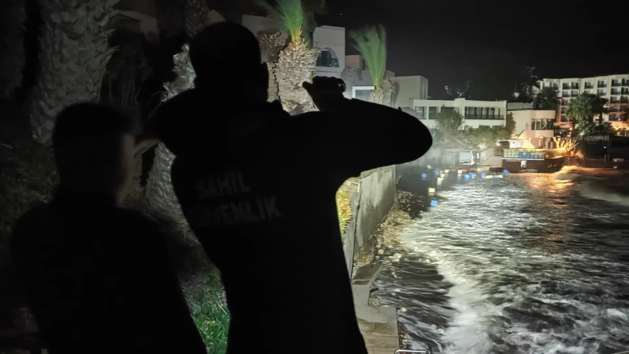 Kuşadası’nda fırtına faciası: İskelede denize düşen 3 işçiden 1’i hayatını kaybetti