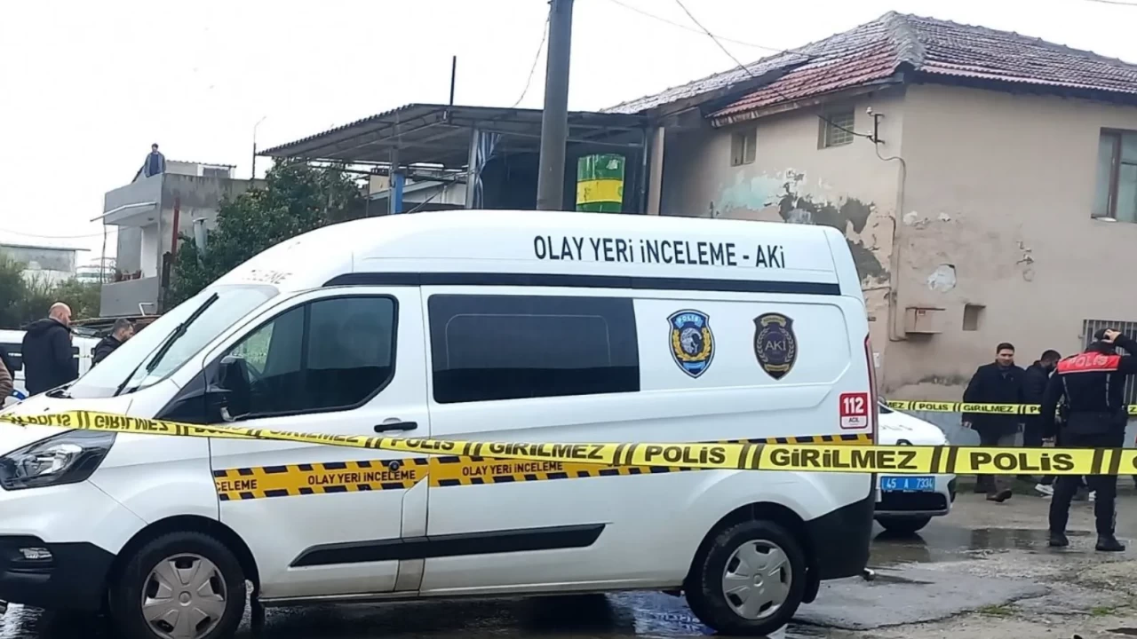 Manisa’da sokak ortasında infaz: Ayrı yaşadığı eşini tabancayla öldürdü!