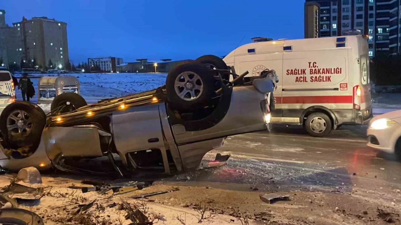 Buzlanma felakete davetiye çıkardı: Kamyonet devrildi!