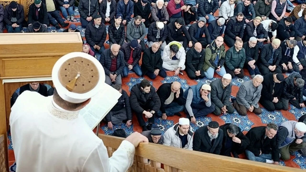 Akran zorbalığına karşı cuma hutbesinde net uyarı