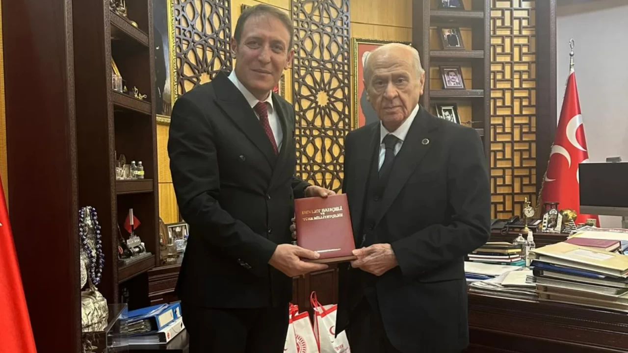 Özel yüzük ve tesbihlerden, klasik arabalara... Prof. Dr. Muhammet Hanifi Macit’ten yeni eser: Devlet Bahçeli ve Türk Milliyetçiliği
