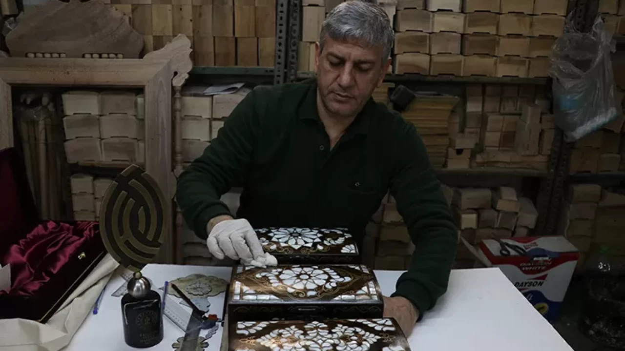 Gaziantep'te sedef kakma sanatının ustası,  Yaşayan İnsan Hazineleri Ödülü nü Cumhurbaşkanı Erdoğan'ın elinden aldı!