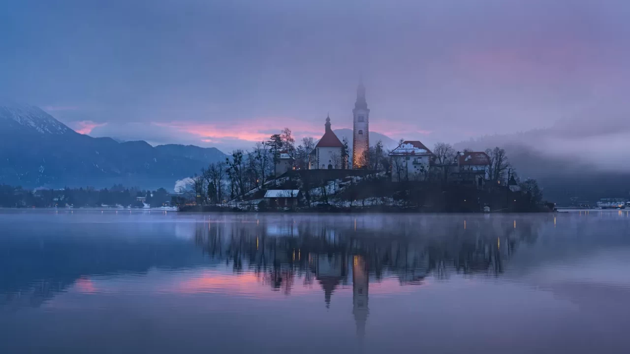 Bled Gölü'nde sisli bir masal: Doğa severler için kaçırılmayacak anlar!