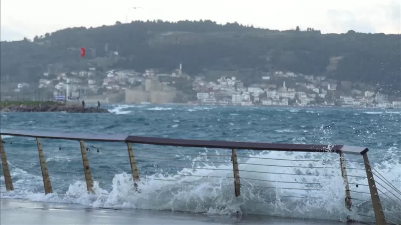 Fırtına Çanakkale'de deniz ulaşımını vurdu