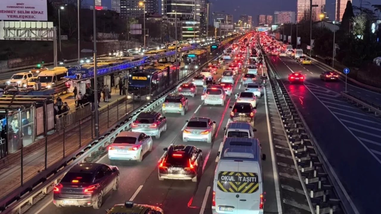 İstanbul’da akşam trafiği kilitlendi: TEM otoyolu adım adım ilerledi