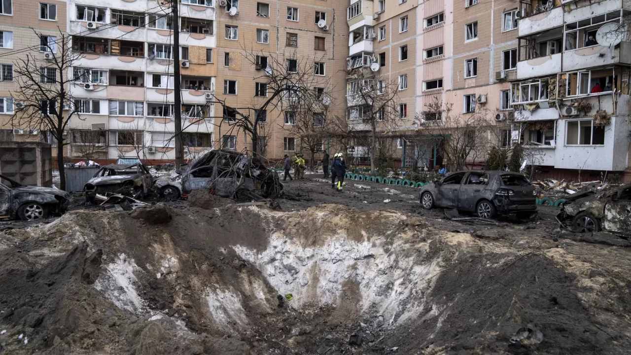 Zaporijya’ya füze saldırısı: Çok sayıda daire ve araç hasar gördü