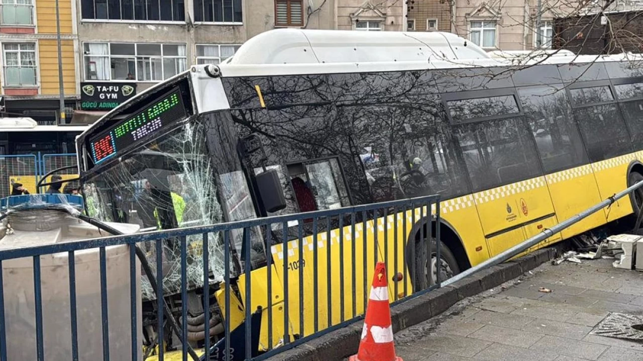 İETT otobüsü kontrolden çıkarak otoparka girdi
