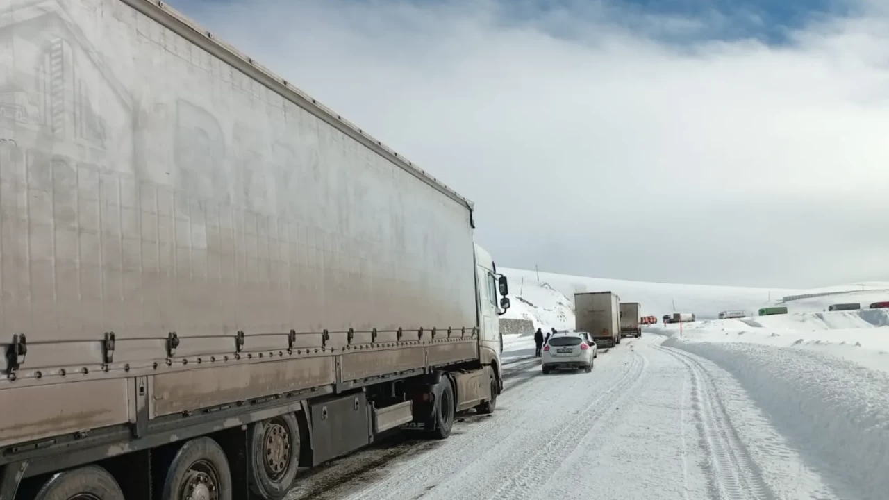 Ardahan’da buzlanma ulaşımı aksattı: 11 tır yolda …