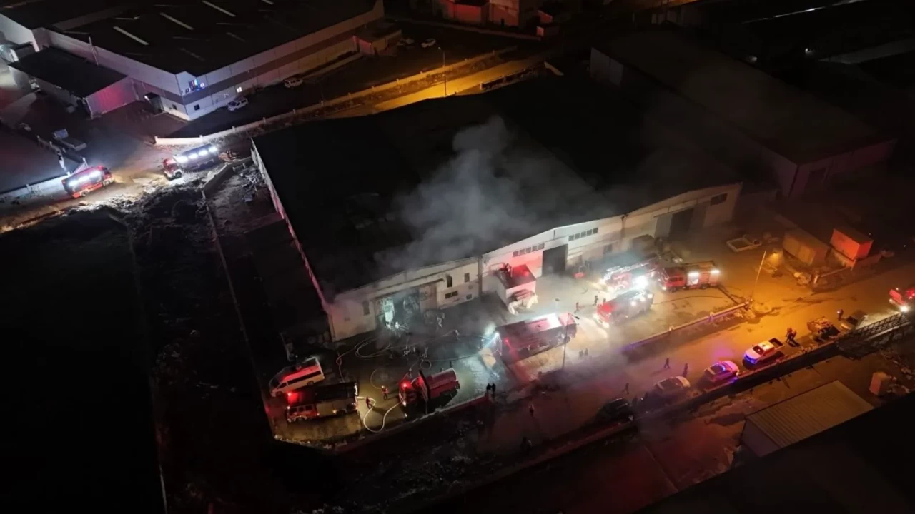 Kayseri'de korkutan yangın! Mobilya tesisi alevlere teslim oldu