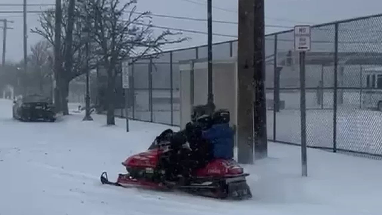 ABD'de kar fırtınası etkisi sürüyor: Long Island sokakları kar motosikletleriyle doldu