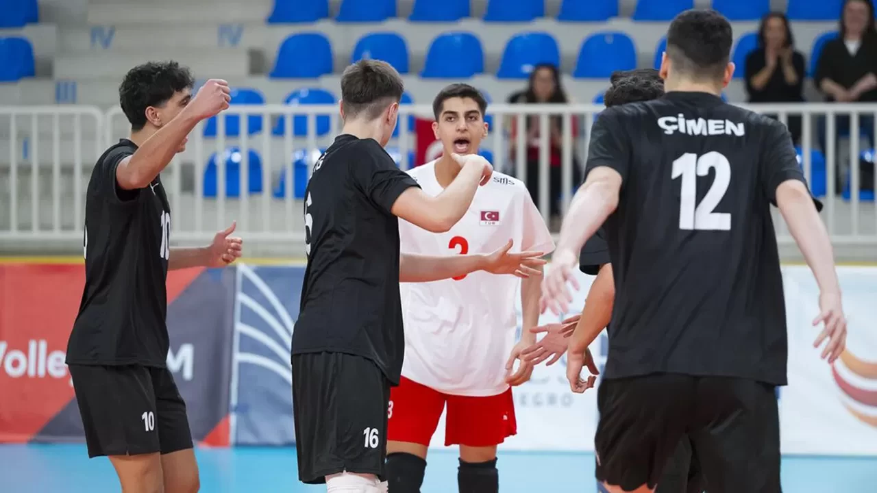 Türkiye U18 Erkek Voleybol Milli Takımı, Kosova’yı 3-0 yenerek yarı finale çıktı