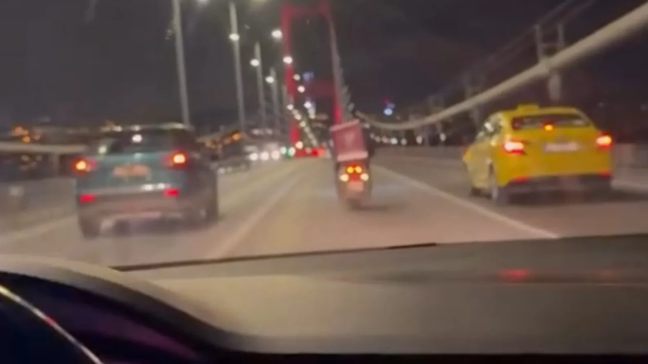 Lodosun etkisiyle zor anlar yaşayan motokuryeye köprüde sürücülerden destek