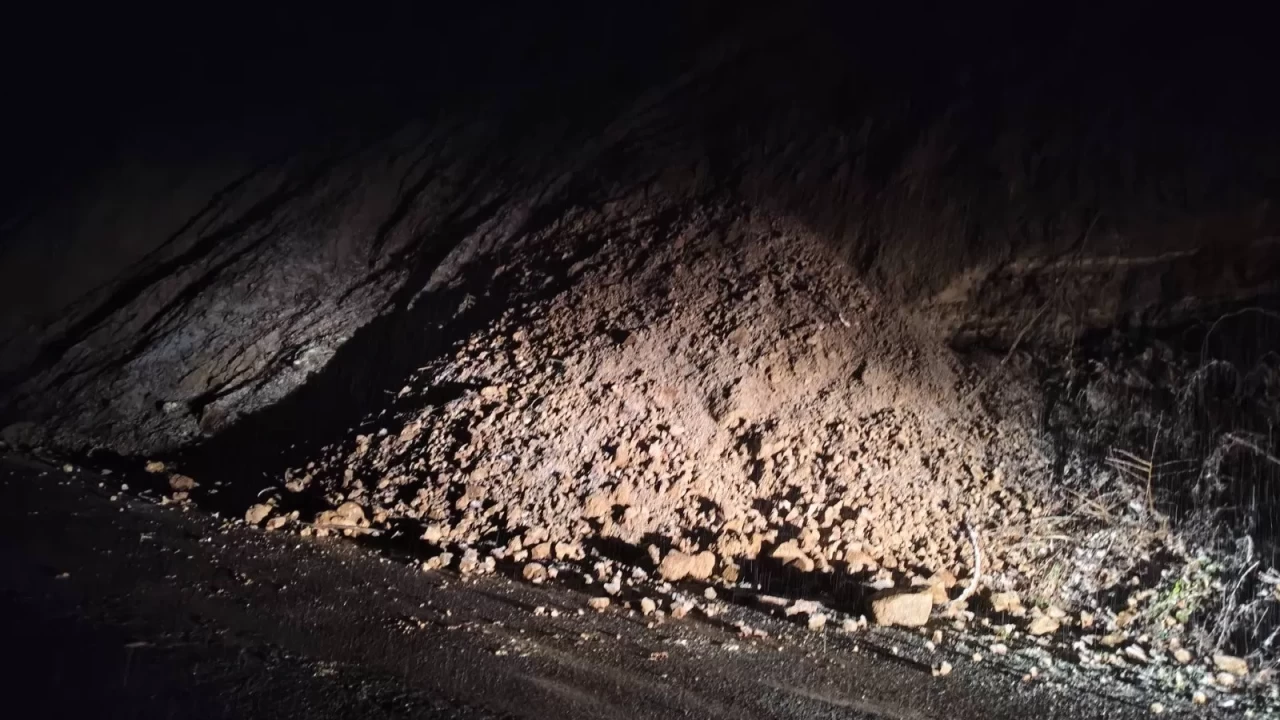 Zonguldak'ta toprak kayması! Heyelan sonrası yol trafiğe kapandı