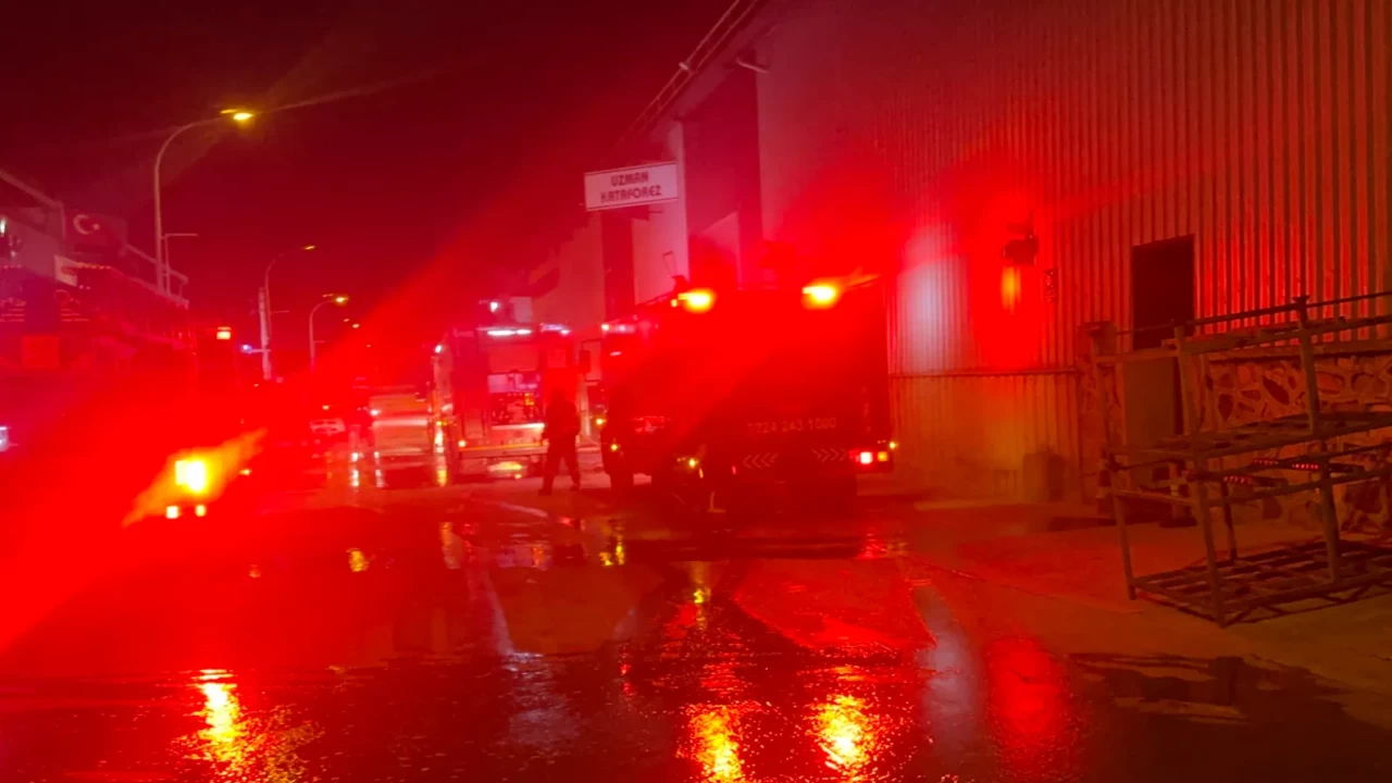 Bursa Minareliçavuş OSB'de kimyasal kaplama fabrikası alev alev yanıyor
