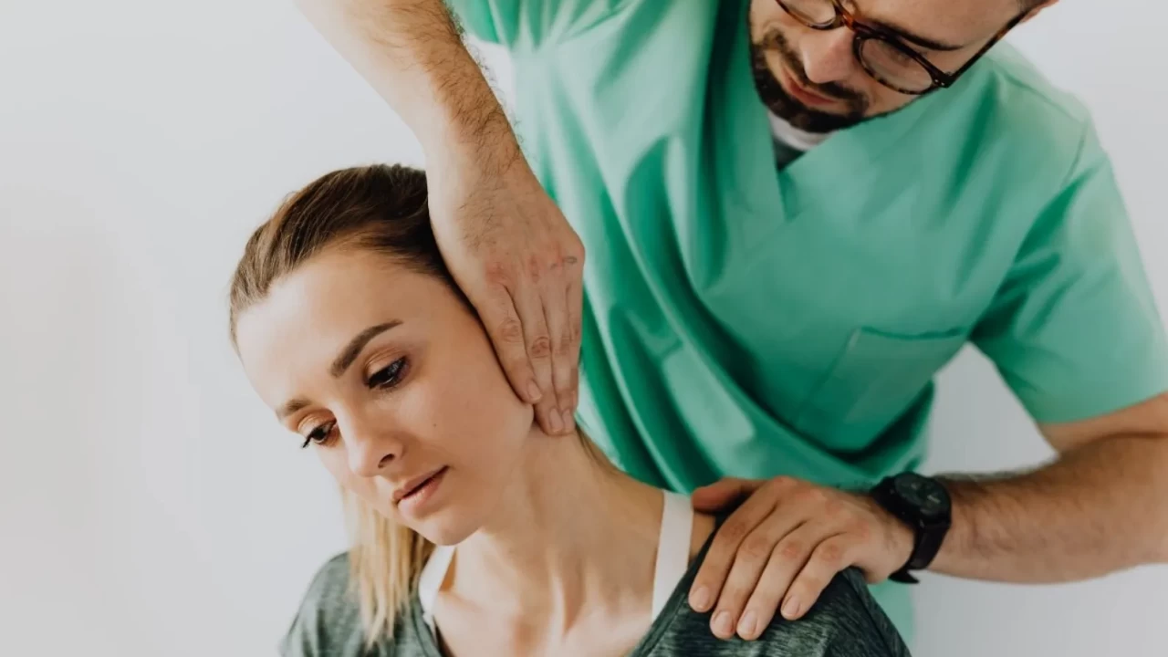 Telefonunuz boynunuza 25 kilo yük bindiriyor!  Teknoloji Boynu  tehlikesine dikkat