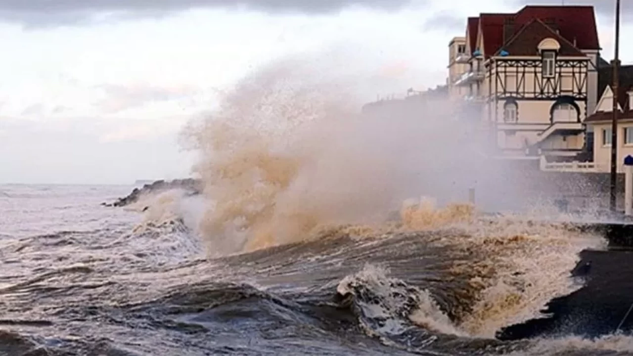 Fransa’yı etkisi altına alan Goretti fırtınası: 320 bin hanede elektrik kesintisi devam ediyor