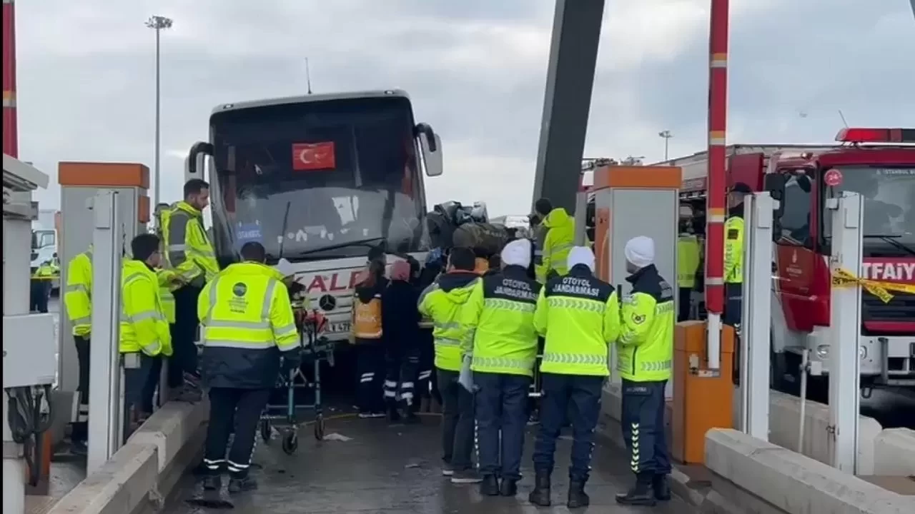 Silivri'de korkunç kaza: Yolcu otobüsü otomobili gişede sıkıştırdı!