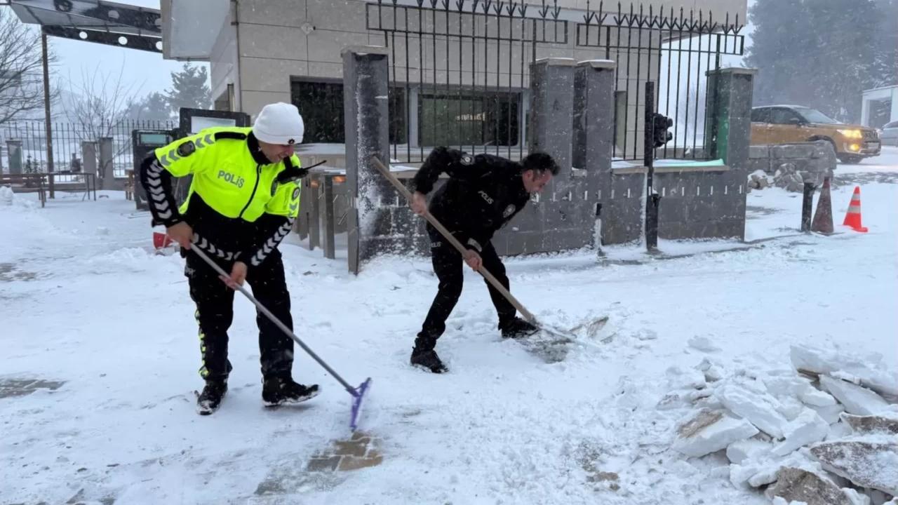 Soğuk havada devletin sıcak yüzü: Osmaniye'de kahraman polisimiz vatandaş için seferber oldu