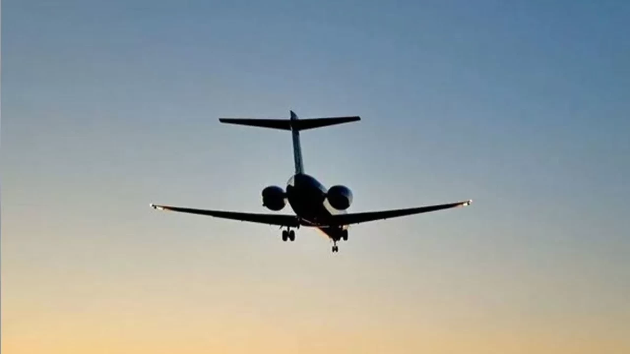 Endonezya’da kayıp uçak paniği! 10 kişiden haber alınamıyor