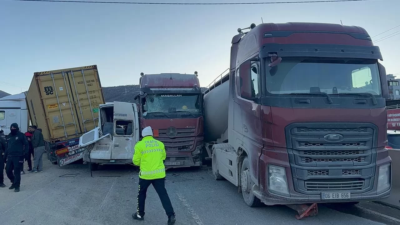 Hatay’da buzlanma kazaya yol açtı: 11 araç çarpıştı, 11 kişi yaralandı
