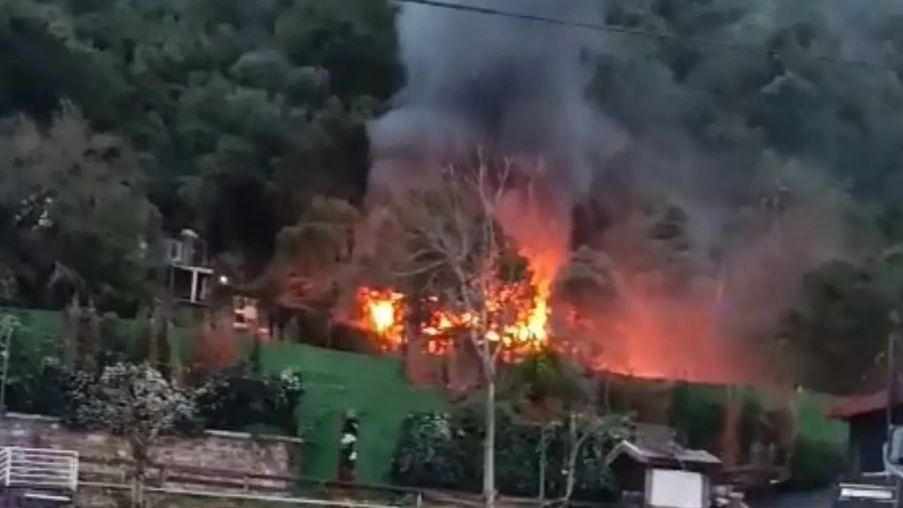 Beşiktaş'ta restoranın müştemilatı alev alev yandı