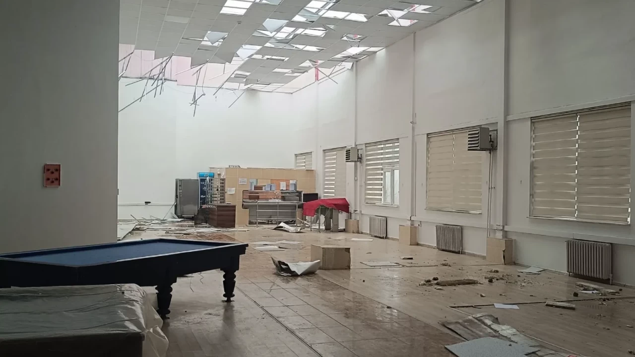 Kuvvetli rüzgar Bilecik’i vurdu: Can kaybı olmadı, kaos sürüyor!