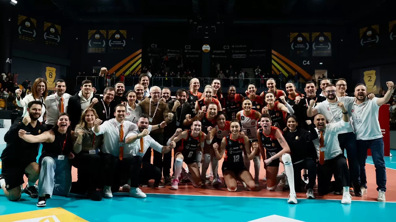 Eczacıbaşı Kadın Voleybol Takımı, Sultanlar Ligi’ndeki derbide VakıfBank’ı 4 sette devirdi