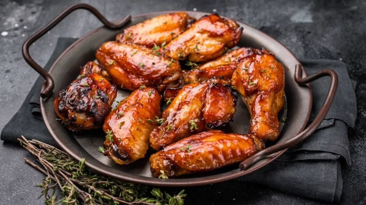 Fırında soslu tavuk kanat: Tek tepside nefis akşam yemeği