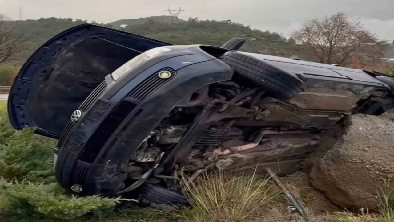 Söke’de korkutan kaza! Kontrolden çıkan otomobil refüje devrildi