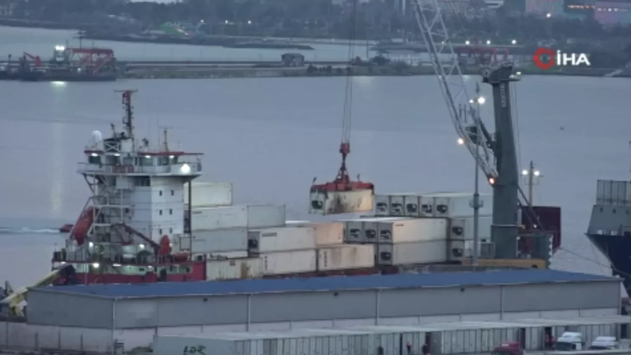 Karadeniz'de hareketli dakikalar: Dron saldırısına uğrayan gemi Samsun'a demirlendi