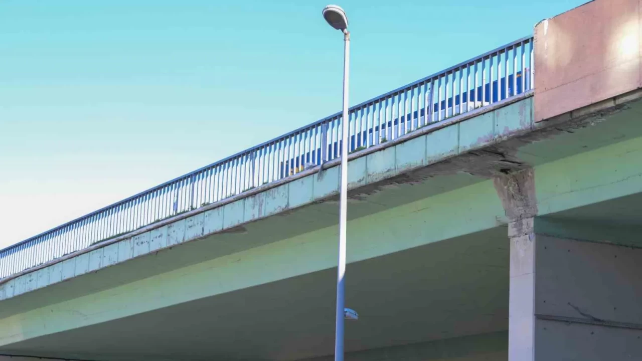 Esenyurt'ta sürücüler facianın eşiğinde araç sürüyor! İstanbul Büyükşehir Belediyesi neyi bekliyor?