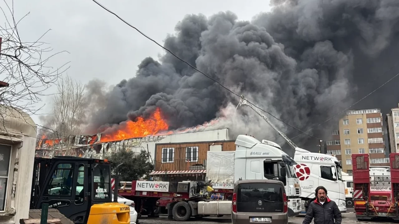 Ataşehir'de korkutan yangın: Alevler yükseldi, otel tahliye edildi!