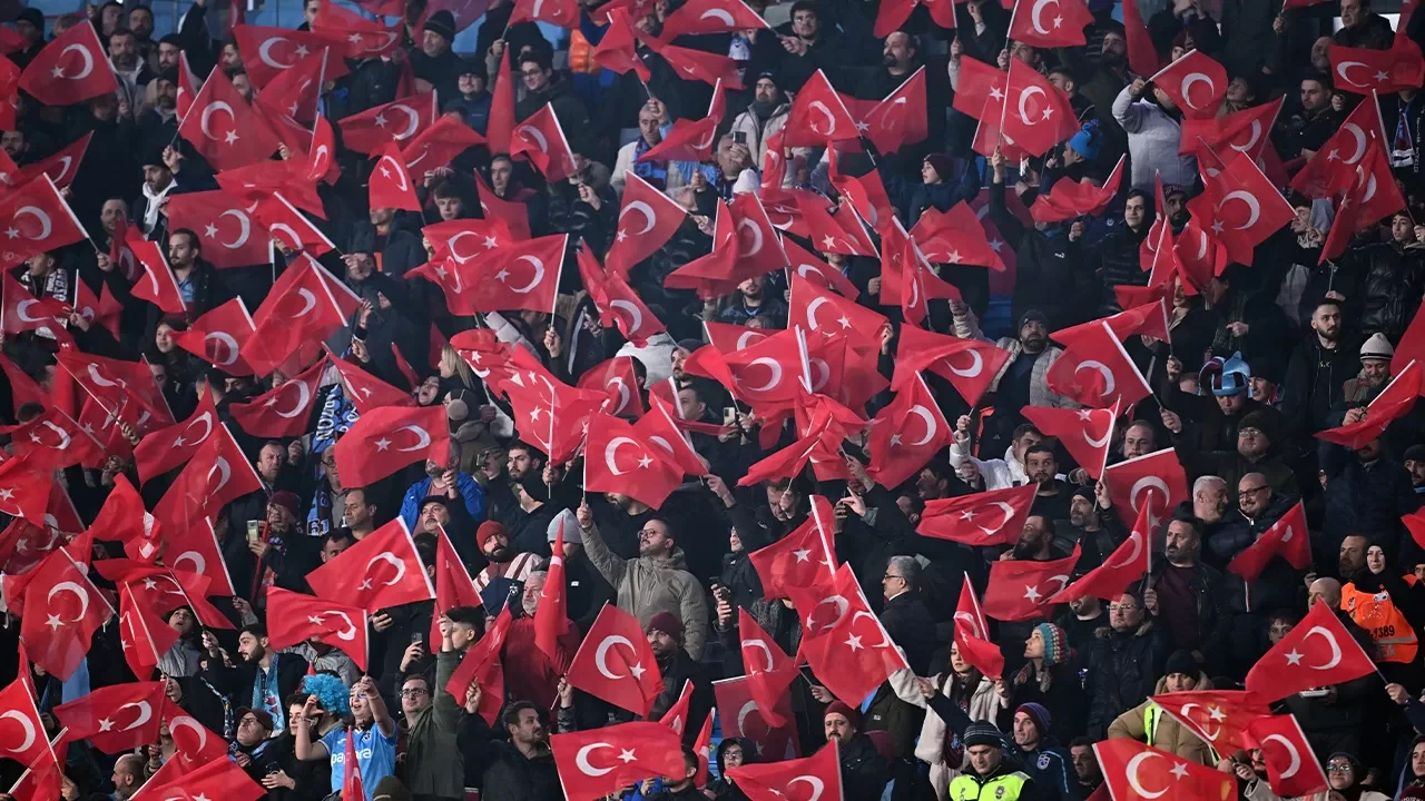 Trabzonspor–Kasımpaşa maçında tribünler Türk bayraklarıyla donatıldı