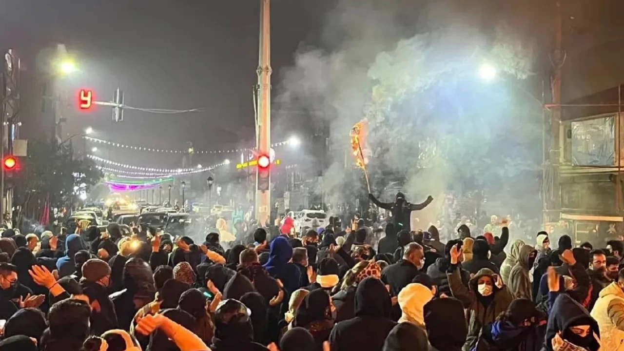 Fransa, İran'daki sivil toplum için düğmeye basıyor