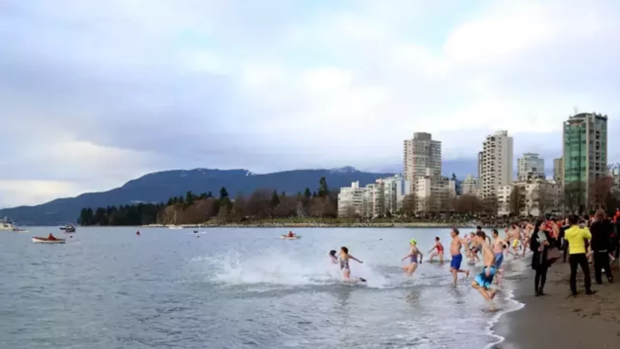 Toronto’da yeni yıl geleneği: Vatandaşlar Ontario Gölü’ne girdi