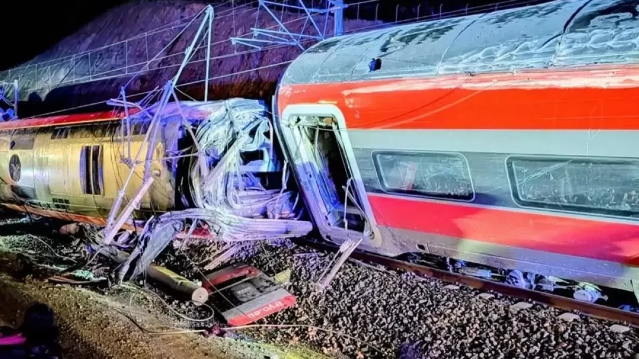 İspanya’yı yasa boğan tren faciası: 39 ölü, 3 gün ulusal yas