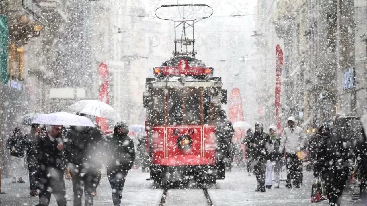Meteoroloji ve AKOM'dan uyarılar peş peşe geldi! Kar yağışı İstanbul'a geliyor!