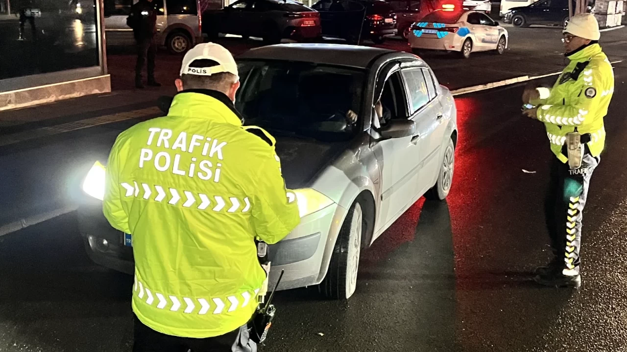 Mersin ve Hatay’da yılbaşı denetimleri: Polis ekipleri sahadaydı