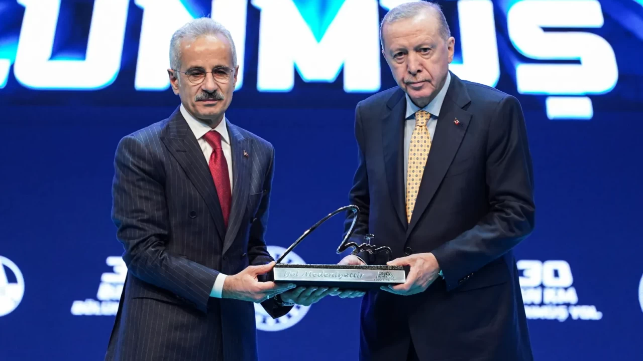 Bakan Uraloğlu açıkladı: Bölünmüş yol ağı 30 bin kilometreye ulaştı, 77 il birbirine bağlandı!