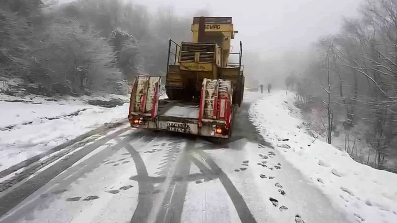 Bartın’da kayan tır eski Amasra yolunu kilitledi! Trafik felç oldu