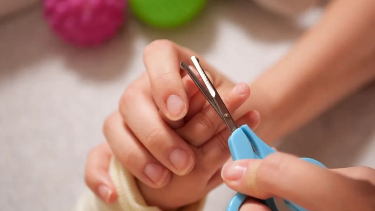 Minik ellere hassas dokunuş: Bebeklerde güvenli tırnak kesimi