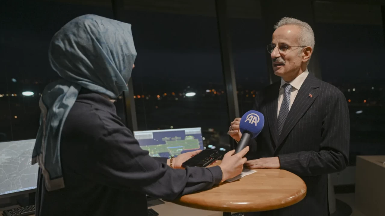 Bakan Uraloğlu canlı yayında rahatsızlandı! Sağlık durumu hakkında açıklama yaptı