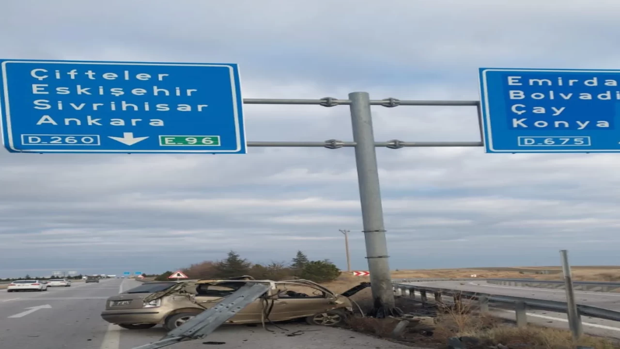 Afyonkarahisar’da korkutan kaza: Otomobil bariyerleri biçip direğe çarptı