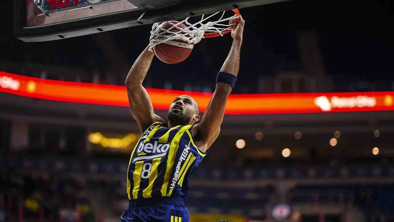 Fenerbahçe, EuroLeague'de Virtus Bologna deplasmanında geri dönüşle kazandı