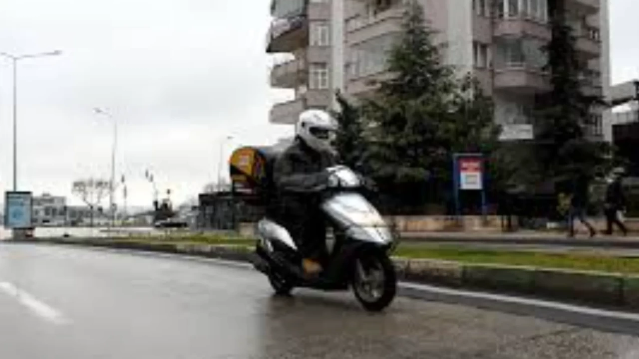 Samsun’da fırtına alarmı: Motosiklet ve kuryelere trafiğe çıkış yasağı