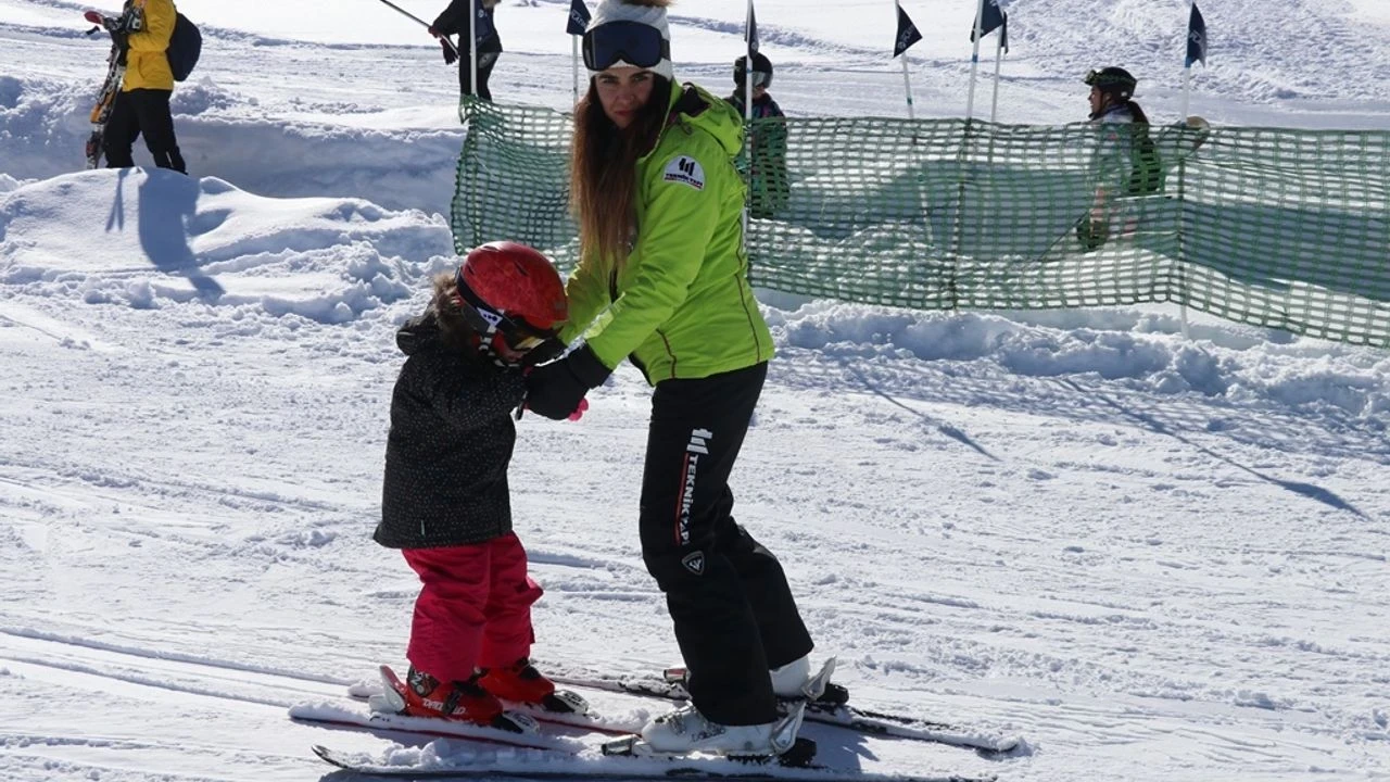 Kartalkaya beyaza büründü: Kar 2 metreyi geçti